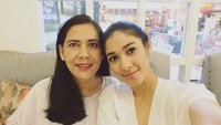 <p>Nah kalau ini, foto Lydia Kandou bersama putri keduanya, Naysila Mirdad. Sama-sama cantik kan, Bun. (Foto: Instagram @naymirdad)</p>
