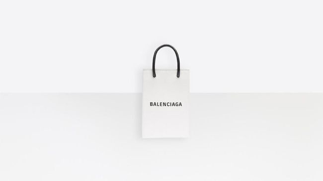 Balenciaga baru saja meluncurkan tas yang berfungsi hanya untuk menyimpan ponsel dengan harga Rp11 juta.