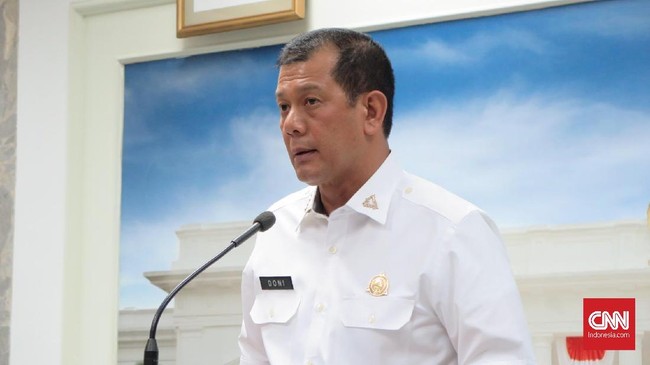 Kepala Badan Nasional Penanggulangan Bencana (BNPB) Letnan Jenderal Doni Monardo mengatakan mendapat permintaan dari sejumlah kepala daerah yang wilayahnya mengalami kekeringan untuk membuat hujan buatan, di Kantor Presiden, Kompleks Istana Kepresidenan Jakarta, Senin (15/7).