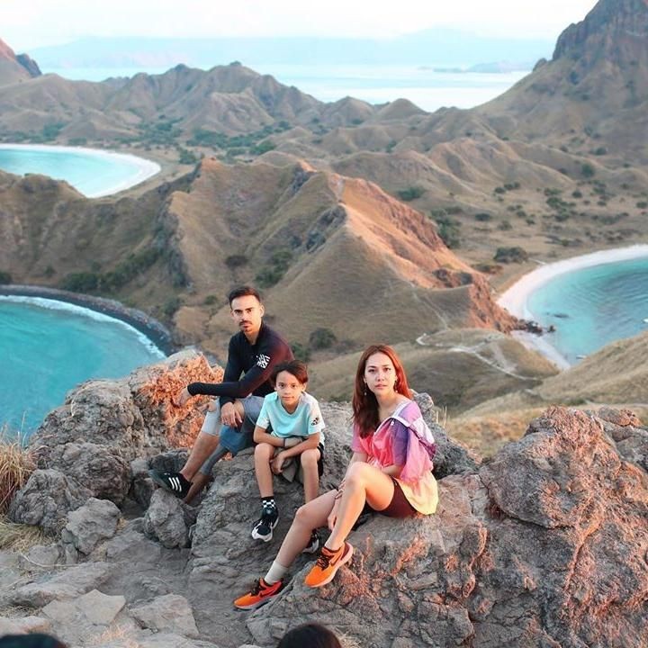 <p>Demi bisa mendapat pemandangan seindah ini, Bunga Citra Lestari dan keluarga mendaki bukit pada pagi hari di Pulau Padar. (Foto: Instagram @bclsinclair)</p>