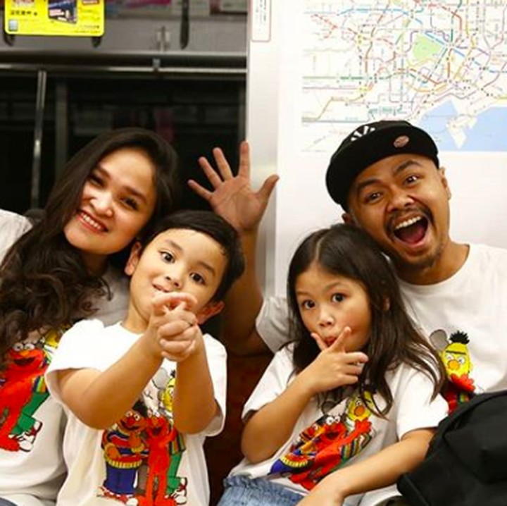 <p>Kesibukan kerja membuat waktu bersama keluarga tercinta jadi sangat berharga untuk Wendi. Menghabiskan hari Sabtu bareng anak-anak dan istri jadi momen indah yang menyenangkan untuknya. (Foto: Instagram @wendicagur)</p>