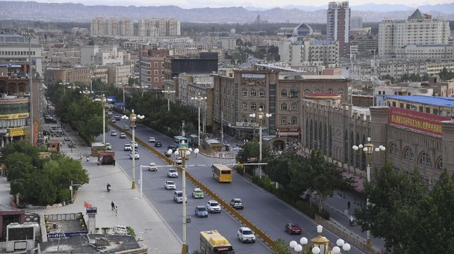 China melarang penduduknya meninggalkan Xinjiang. Larangan diberlakukan usai mereka mendeteksi 38 kasus covid baru di daerah itu.