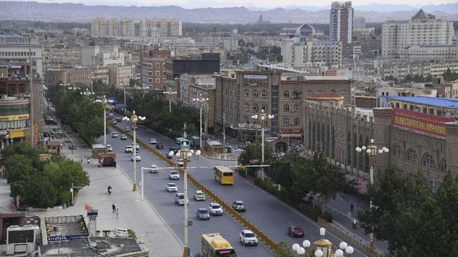 China Larang Warga Tinggalkan Xinjiang Usai Deteksi 38 Kasus Covid China melarang penduduknya meninggalkan Xinjiang. Larangan diberlakukan usai mereka mendeteksi 38 kasus covid baru di daerah itu.