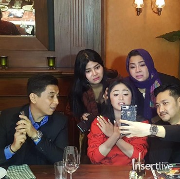 Tangisan di Perdamaian Dewi Perssik dan Rosa Meldianti