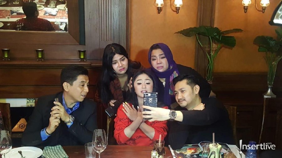 Dewi Perssik dan Rosa Meldianti memutuskan berdamai.