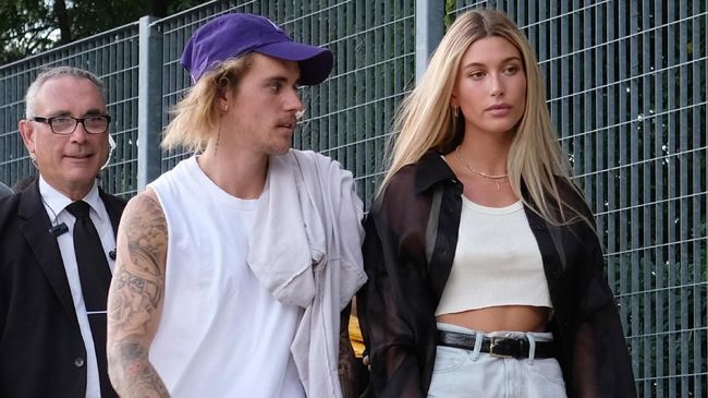Hailey Baldwin menyebut dirinya akan setia mendampingi Justin Bieber dalam kondisi apa pun.