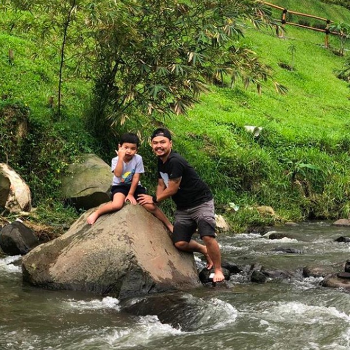 <p>Adik Kauki enggak mau ketinggalan. Dia memilih duduk di atas batu besar. Kalau kata Ayah Wendi, anak senang tapi orang tua jadi deg-degan. He-he-he. (Foto: Instagram @wendicagur)</p>