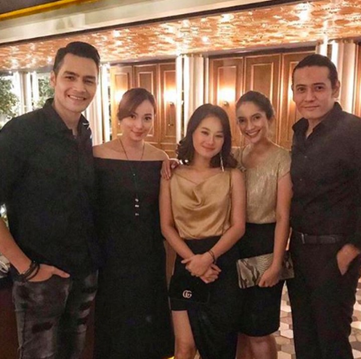 <div>Senantiasa berdua ke mana pun, termasuk saat menghadiri sebuah acara. (Foto: Instagram/ @teuku.rian)</div><div> </div>