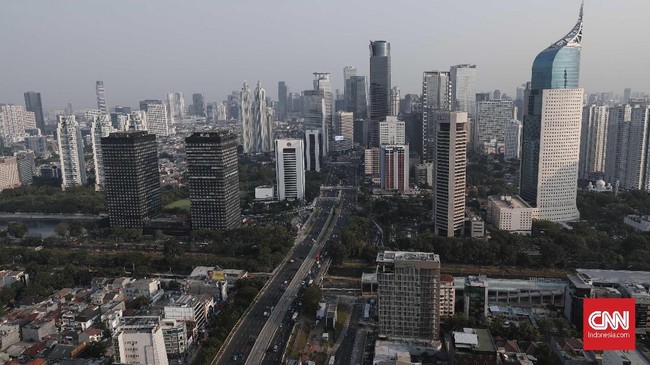 Gedung perkantoran di kawasan Sudirman, Jakarta, Selasa, 16 Juli 2019. Menteri Keuangan Sri Mulyani Indrawati menyebut kapasitas maksimal pertumbuhan ekonomi Indonesia dalam jangka pendek ini hanya berkisar 5 hingga 5,5 persen. Estimasi ini dibuat dengan pendekatan fungsi produksi yaitu faktor tenaga kerja, investasi, dan produksi yang dimiliki Indonesia CNNIndonesia/Safir Makki