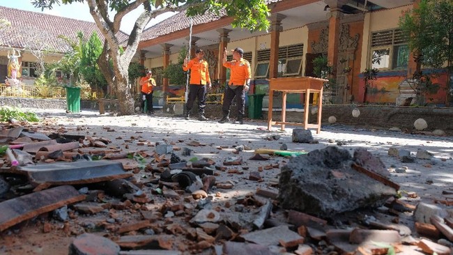 Gempa di Nusa Dua, Bali, Selasa (16/7) terasa hingga 12 kabupaten/kota di Jawa Timur, mengakibatkan belasan rumah mengalami kerusakan.