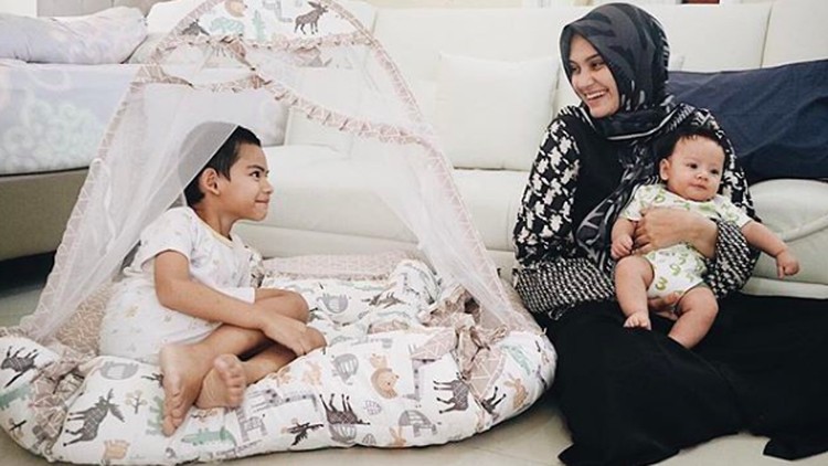 Zee Zee Shahab kaget ketika sang anak dinyatakan tak bisa menghafal dan mengeja. Bahkan, sempat dinyatakan enggak berkembang, Bun.