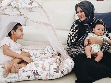 Curhat Zee Zee Shahab Saat Salah Pilih Sekolah untuk Anaknya