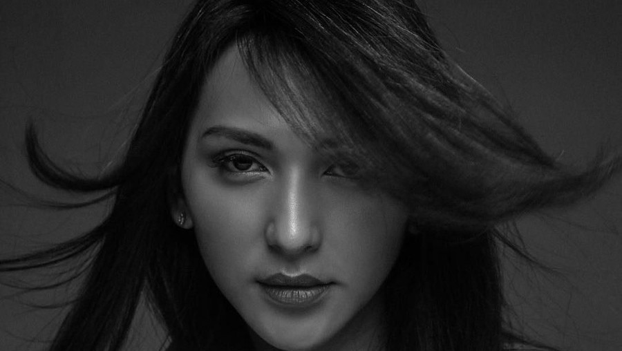 Kabar pernikahan Dena Rachman dengan pria bule asal Amerika Serikat menjadi sorotan netizen.