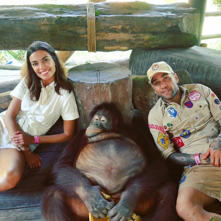 Alves akui dapat pengalaman menyenangkan dan lucu di Bali Zoo. Seperti berfoto dengan orangutan, Bun. (Foto: Instagram @danialves)
