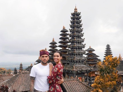 6 Foto Bulan Madu Pemain Timnas Brasil, Dani Alves di Bali