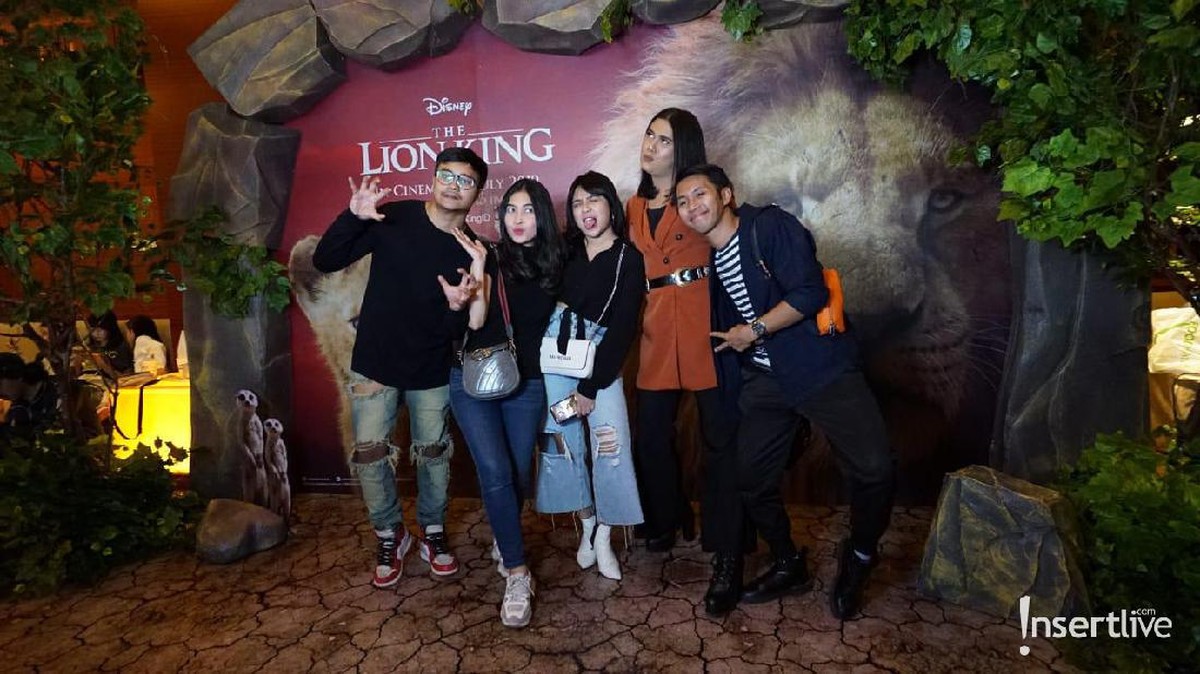 Film The Lion King dibuat ulang dalam versi animasi yang lebih realistis&period; Berikut ini potret kemeriahan penayangan perdana film The Lion King di Plaza Senayan&period;