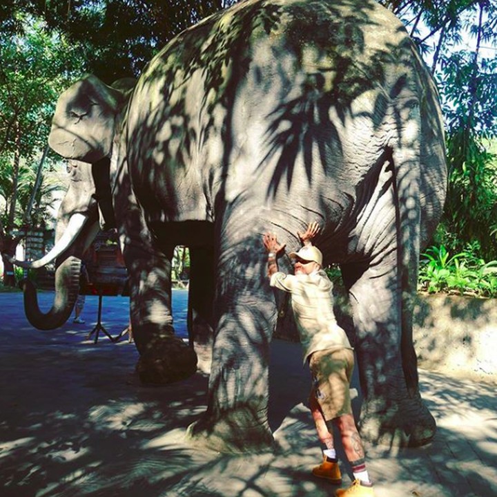 Alves dan istri mengunjungi beberapa destinasi menarik di Bali, salah satunya Bali Zoo. (Foto: Instagram @danialves)