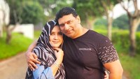 7 Potret Kemesraan Kakak Ipar Fairuz, Pedangdut Ashraff & Istri