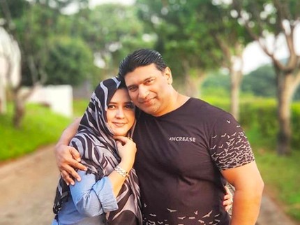 7 Potret Kemesraan Kakak Ipar Fairuz, Pedangdut Ashraff & Istri