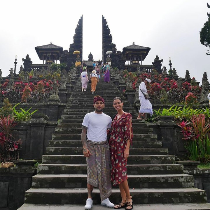 Alves dan istri juga mengunjungi Pura Besakih, salah satu destinasi wisata yang wajib dikunjungi turis asing ketika ke Bali. (Foto: Instagram @danialves)