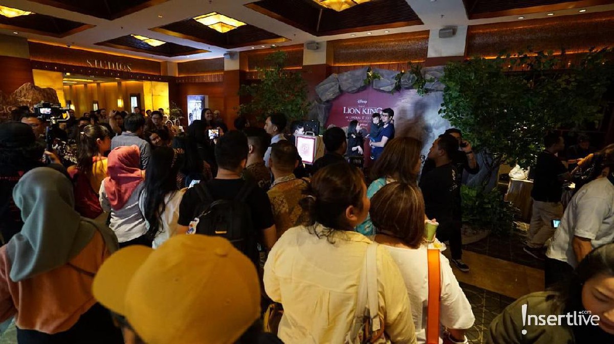 Film The Lion King dibuat ulang dalam versi animasi yang lebih realistis&period; Berikut ini potret kemeriahan penayangan perdana film The Lion King di Plaza Senayan&period;