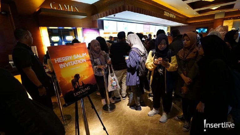 Film The Lion King dibuat ulang dalam versi animasi yang lebih realistis. Berikut ini potret kemeriahan penayangan perdana film The Lion King di Plaza Senayan.