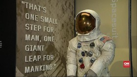 VIDEO: Baju yang Dipakai Neil Armstrong ke Bulan Dipamerkan