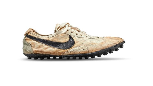 Rumah lelang yang berbasis di New York, Sotheby's baru saja mengumumkan akan melelang 100 sneakers langka di dunia.