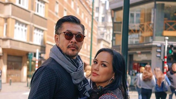 Ucapan Manis Siapa yang tak kenal aktor tampan, Ferry Salim. Meski sudah berumur namun pesona ayah tiga anak ini tetap bersinar ya, Bun.