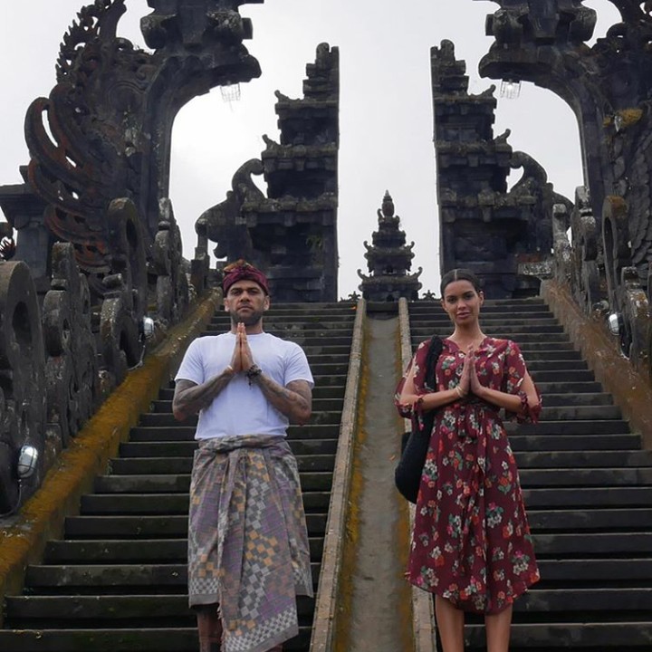 Dani Alves, pemain timnas Brasil berkunjung ke Bali untuk bulan madu bersama istrinya, Joana Sanz. (Foto: Instagram @joanasanz)