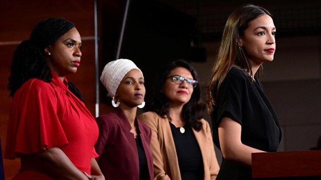 Komentar rasial kembali terlontar dari Donald Trump. Kini, korbannya adalah empat perempuan yang membawa agenda penuh gertak kala menjejakkan kaki di Kongres.