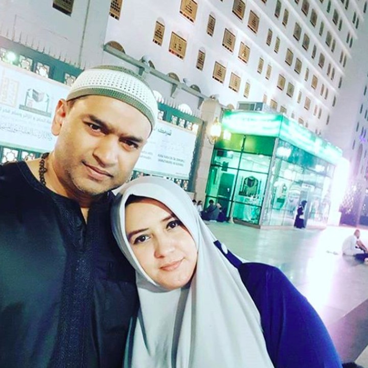 <p>Enggak cuma liburan, keduanya juga menyempatkan diri untuk menunaikan ibadah umrah bersama. (Foto: Instagram @ashraff_abu)</p>