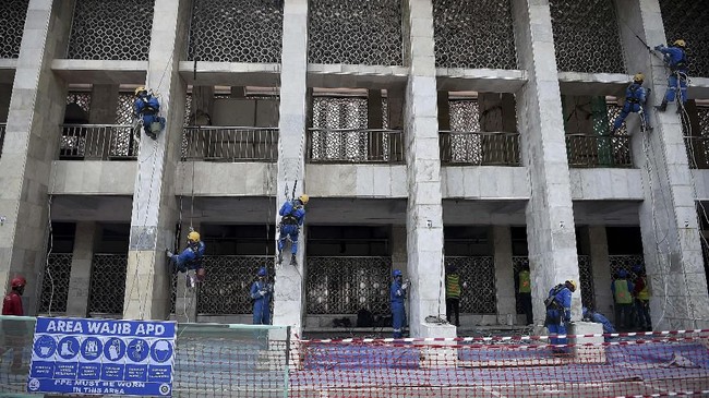 Berbeda dengan tahun sebelumnya, Masjid Istiqlal tidak menyediakan parkir untuk jemaat gereja katedral pada misa natal karena masjid Istiqlal masih direnovasi.