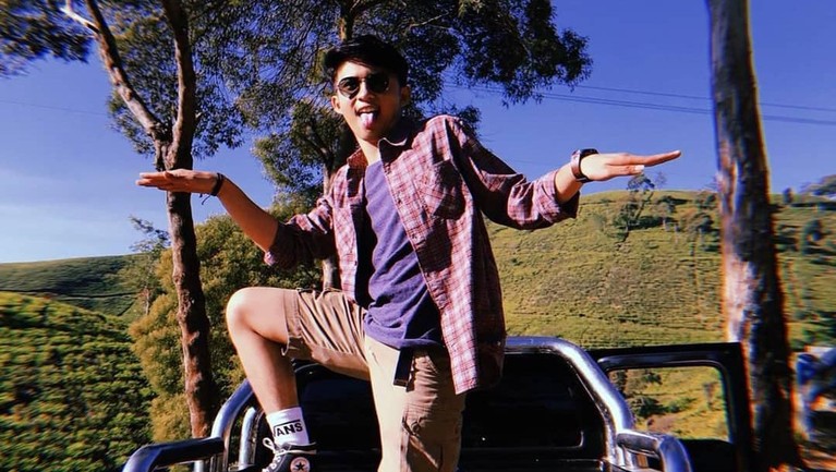 Gusti Rayhan adalah salah satu artis muda yang sedang menjadi perbincangan. Ia aktif di musik dan dunia akting. 