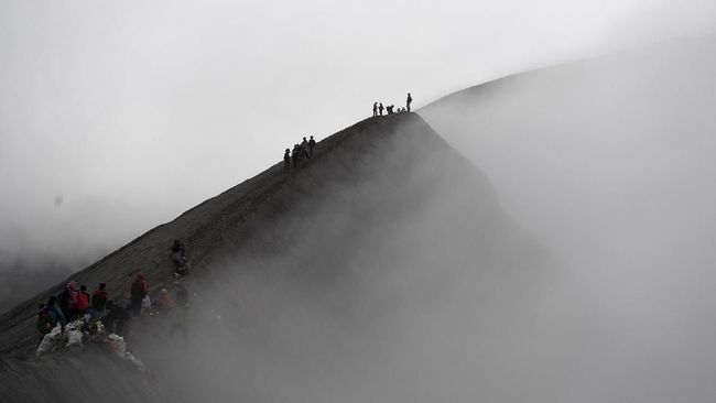 Balai Besar Taman Nasional Bromo Tengger Semeru menambah jumlah pengunjung ke kawasan Gunung Bromo menjadi 50 persen.