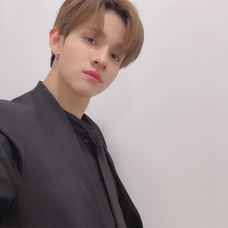 Kabar duka meliputi keluarga idol asal Korea Selatan, Kim Samuel pasalnya sang ayah jadi korban perampokan dan pembunuhan. Intip 5 pesona tampannya, Kim Samuel.