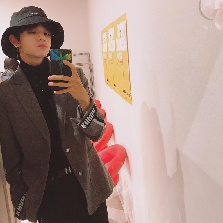 Kabar duka meliputi keluarga idol asal Korea Selatan, Kim Samuel pasalnya sang ayah jadi korban perampokan dan pembunuhan. Intip 5 pesona tampannya, Kim Samuel.