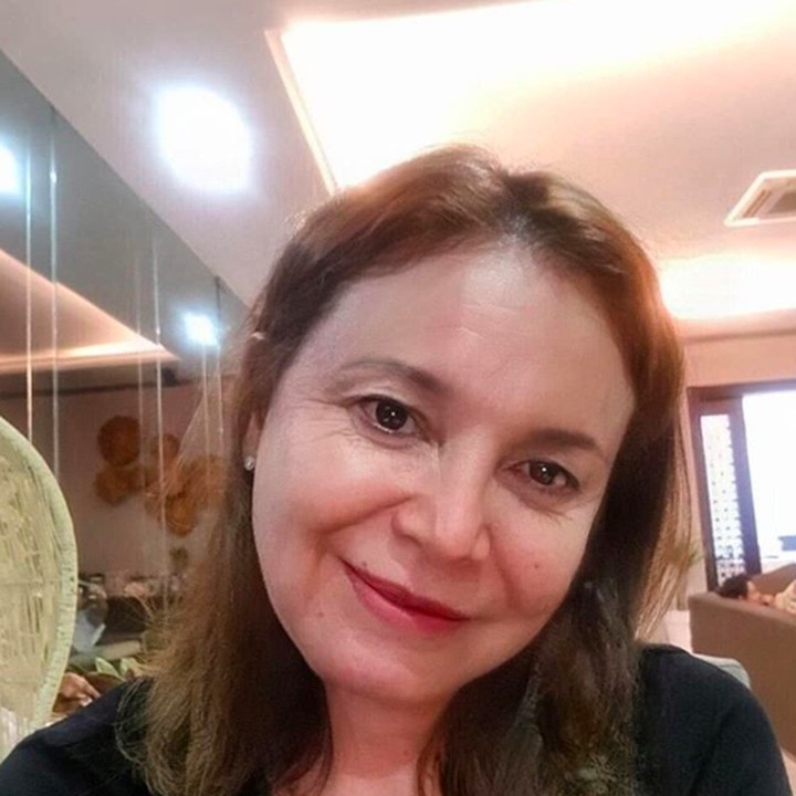 <p>Rossa juga ikutan #agechallenge dan membayangkan usianya sudah 80 tahun. Kalau kata Bunda asal Sumedang tersebut, sudah saatnya <em>face lift</em> nih. He-he-he. (Foto: Instagram @itsrossa910)</p>