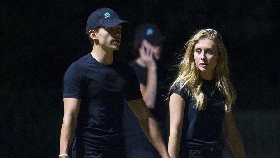 Tom Holland tertangkap kamera tengah jalan bersama dengan seorang wanita pirang misterius. Apakah itu pacar Tom Holland?