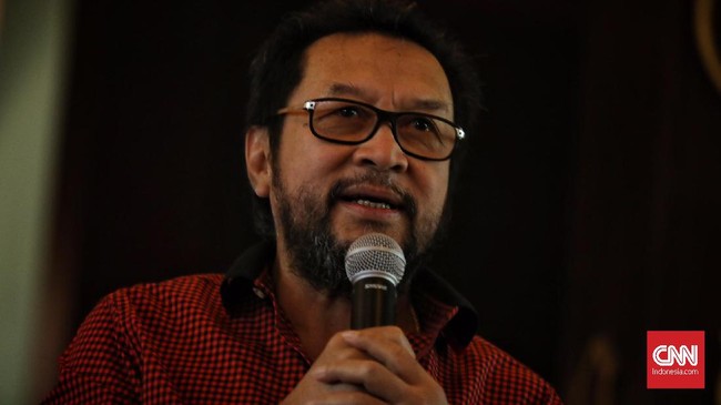 Politikus Partai Golkar Yorrys Raweyai memberi sambutan saat konfrensi pers deklrasi calon ketum Partai Golkar  periode 2019-2024 yang diselenggarakan oleh Gerakan Milenial Partai Golkar (Gempar), Jakarta, 18 Juli 2019.