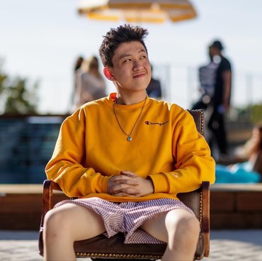 Rich Brian & Stephanie Poetri Kibarkan Merah Putih di Panggung Amerika