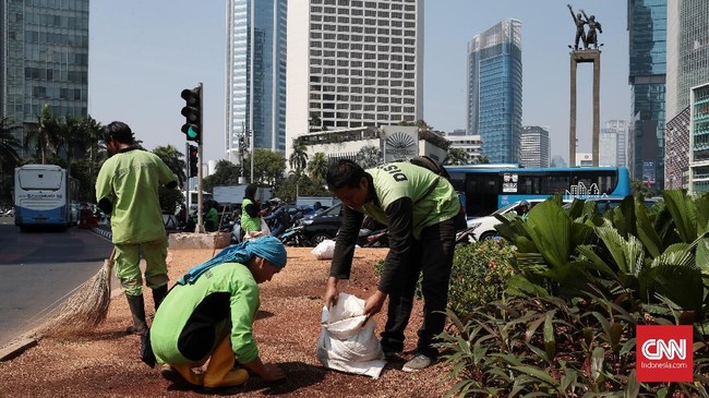Gubernur DKI Jakarta Anies Baswedan membandingkan karya seni instalasi bambu Getah Getih dengan banner yang dipasang saat Asian Games berlangsung.