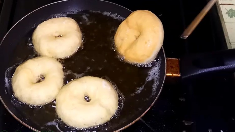 Bunda baru membeli donat frozen dan ingin menikmatinya? Nah, sebelum menggoreng, ada baiknya Bunda simak tips menggoreng donat frozen agar tidak gosong.