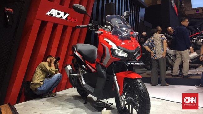 Honda ADV 150 cc hadir dalam wujud skutik petualang terinspirasi X-ADV. Bedanya X-ADV dilengkapi mesin 2 silinder 745 cc, sementara ADV bermesin lebih 'kerdil'.