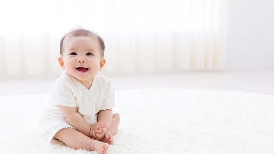 Perkembangan Bayi 6 Bulan, Mulai Makan MPASI dan Duduk Sendiri
