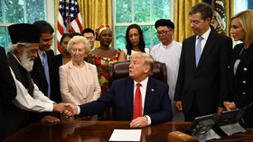 Trump Undang Muslim Uighur ke Gedung Putih