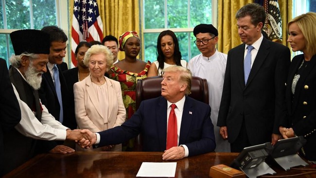 Presiden Donald Trump menarik perhatian karena mengundang sejumlah kelompok korban persekusi di berbagai negara, termasuk Muslim Uighur, ke Gedung Putih.