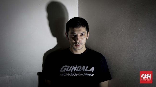 Seksi, feminin. Kaum pria termasuk Abimana Aryasatya, Lukman Sardi sepakat kalau dua kata ini menggambarkan perempuan Indonesia yang berkebaya.
