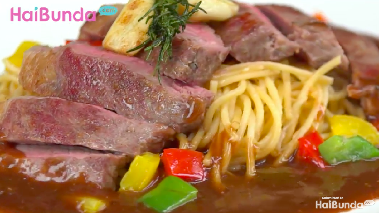 Bunda sekeluarga pencinta hidangan ala western? Coba yuk menu klasik Steak Pasta berikut ini.