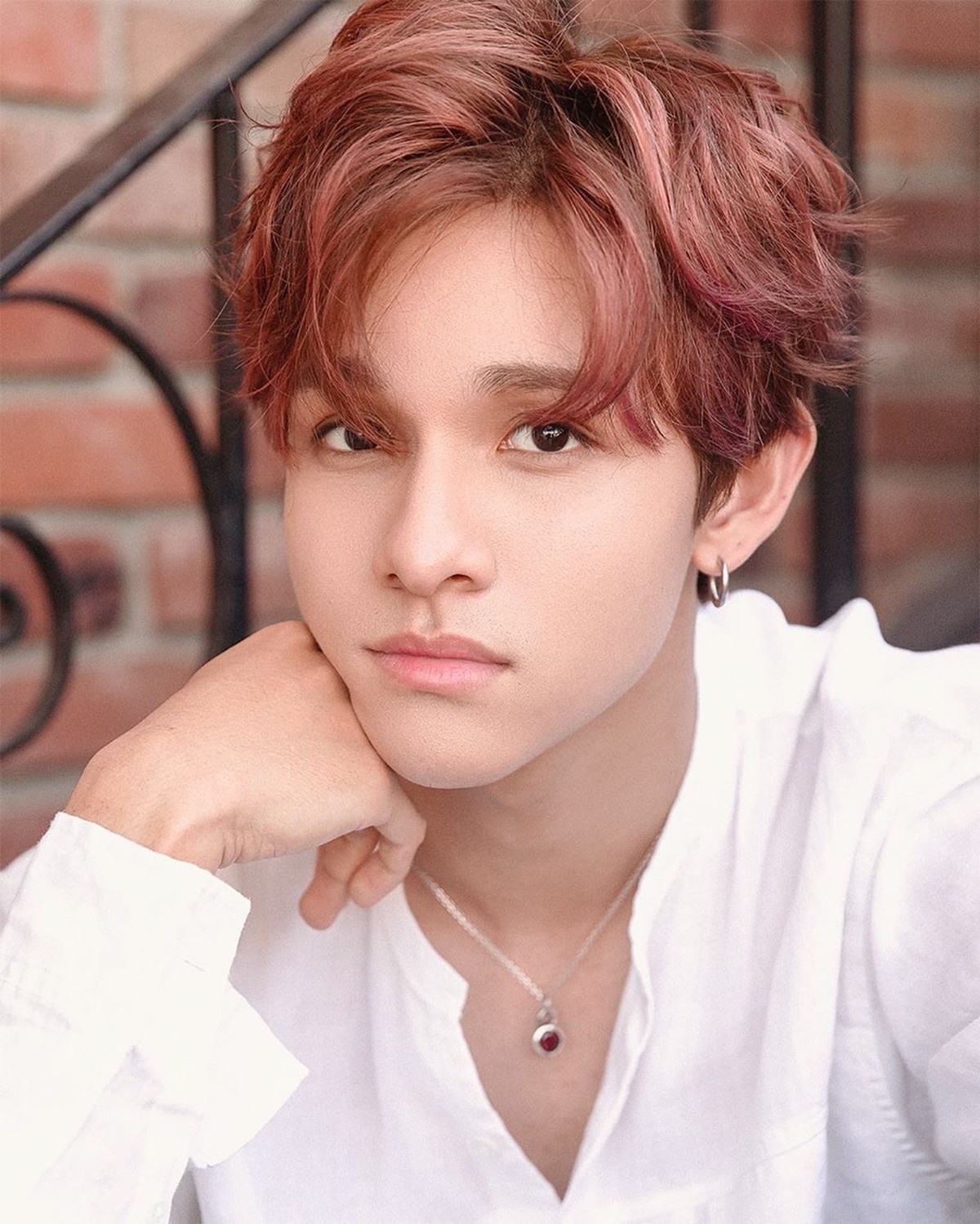 Kabar duka meliputi keluarga idol asal Korea Selatan&comma; Kim Samuel pasalnya sang ayah jadi korban perampokan dan pembunuhan&period; Intip 5 pesona tampannya&comma; Kim Samuel&period;